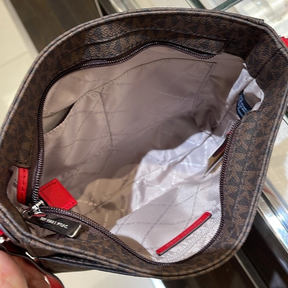 MICHAEL KORS 
Jet Set Travel Large Logo Messenger Bag
COLOR BRIGHT RED
NWT - Picture 9 of 16